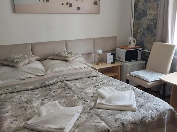 בית אירוח Lena Goscinne *